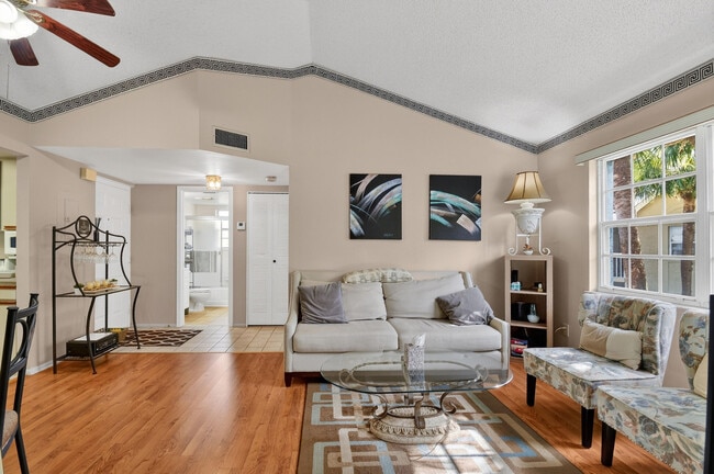 Building Photo - 1606 SE Green Acres Cir