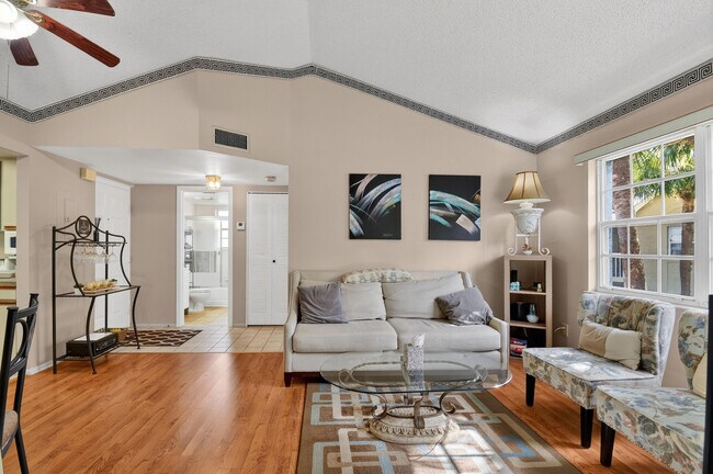 Building Photo - 1606 SE Green Acres Cir