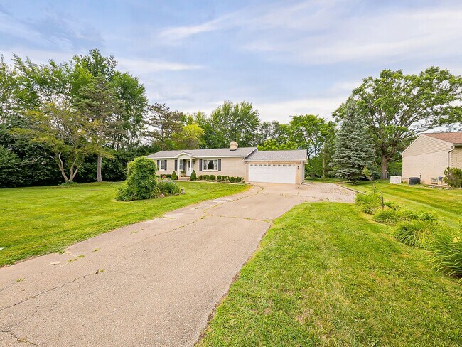 Building Photo - Your Private Retreat Just Minutes from Downtown South Lyon