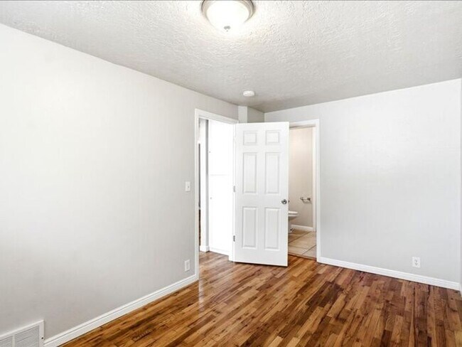 Building Photo - Salt Lake-Glendale 3 bed 2 bath home