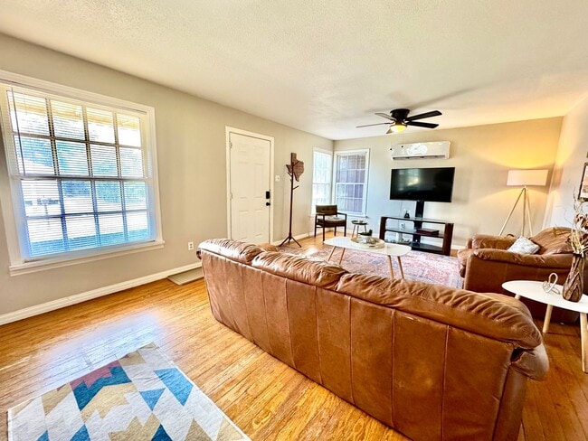 Building Photo - Blue Wall Oasis Mid-Term Rental 2/1 with a full basement