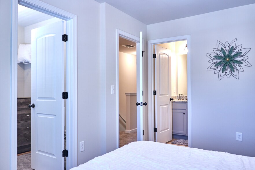 Building Photo - Room in Townhome on Bayrose Cir