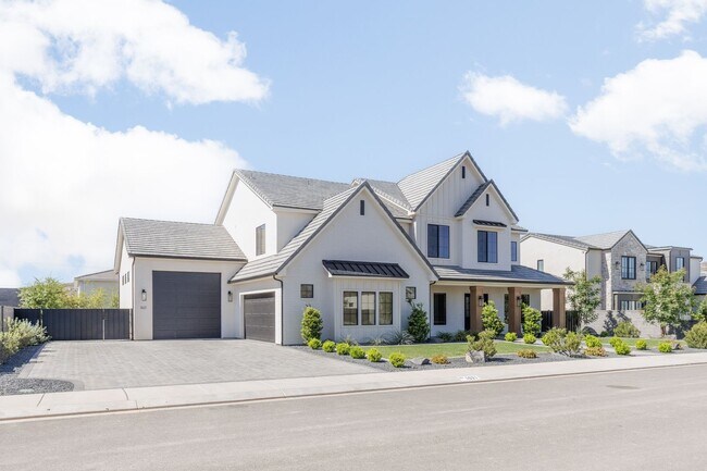 Building Photo - Gorgeous 5 bed | 3.5 bath |  Custom Home with RV Garage in Tonaquint!