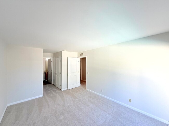 Building Photo - Fantastic Spacious 2 bed 2 bath condo in prime Sherman Oaks - Studio City with Pool and Gym!