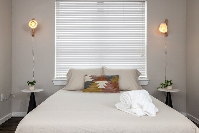 Building Photo - 2307 N Elm St