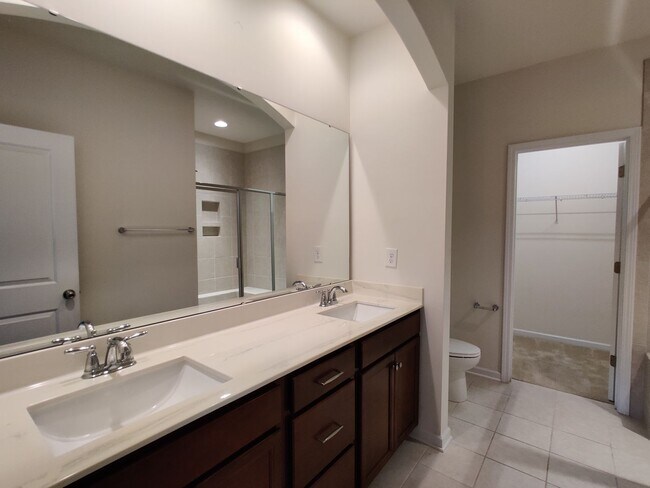 Building Photo - 4 Bedroom, 2.5 Bath Townhome in Savannah Townhomes