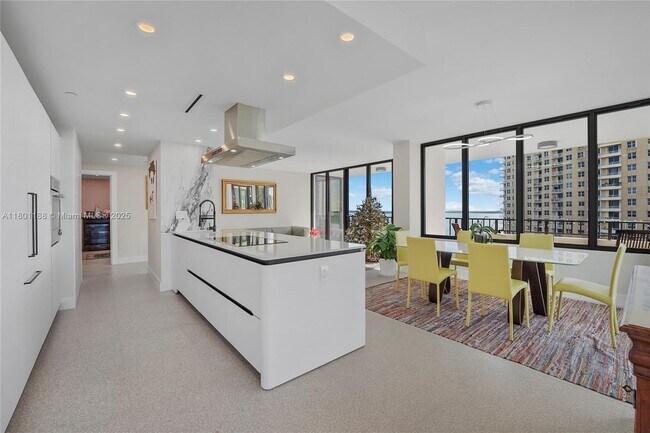 Building Photo - 520 Brickell Key Dr