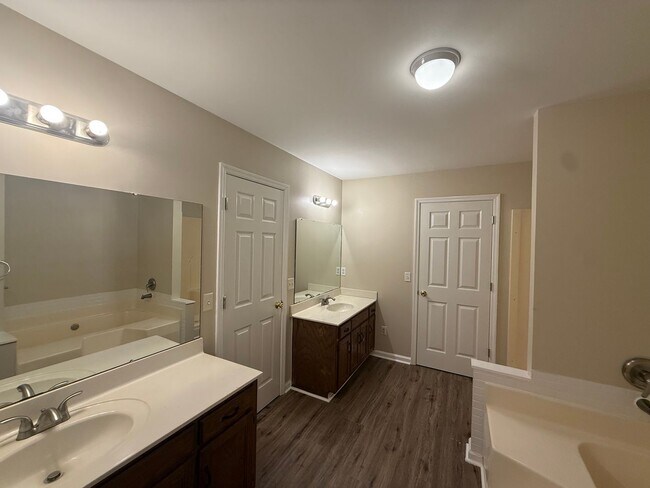 Building Photo - 5500 Misty Valley Dr