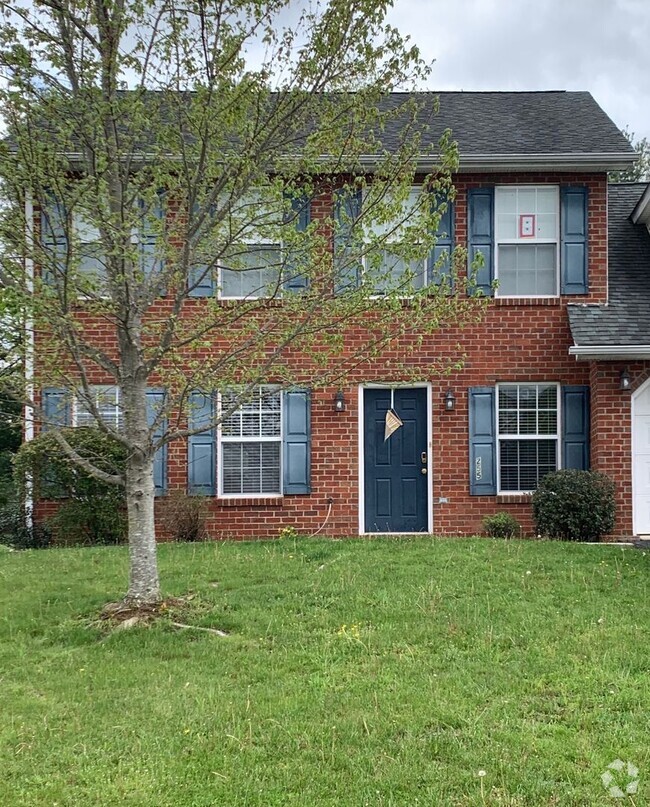 Building Photo - * Re-rental lease through 6/30/2027 * 4 Be...
