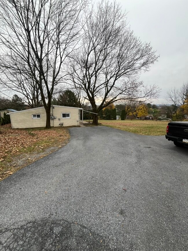 Building Photo - 602 E Maple St