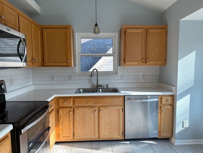 Building Photo - For Rent - Split Level Brick Home in South Nashville with Garage