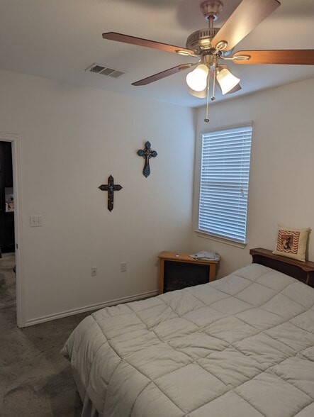 Building Photo - 802 Hallie Cv