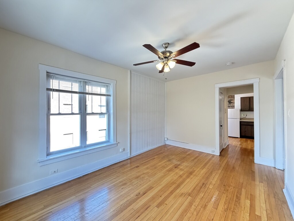 Building Photo - 934 W Cornelia Ave