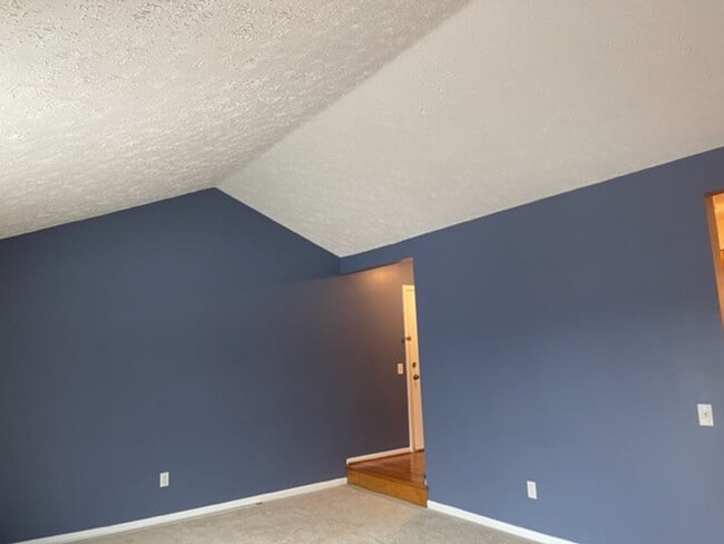 Building Photo - 2 Bedroom Condo - 1.5 Baths, Community Pool, Central AC