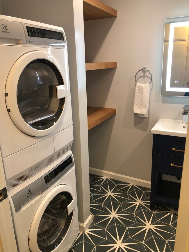 Building Photo - 2131 E 1st St