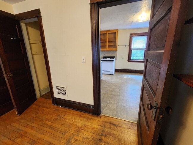 Building Photo - Williamson Tri-plex