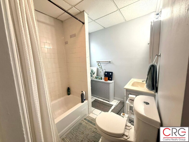 Building Photo - 53 Elm St