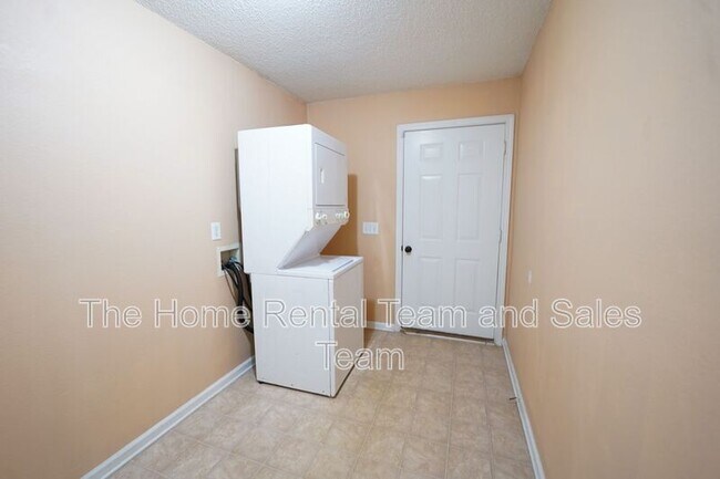 Building Photo - 8 Willow Lakes Dr