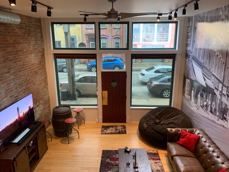 Building Photo - 2105 Sarah St