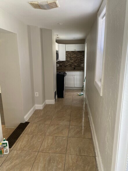 Building Photo - 28 Hinckley St