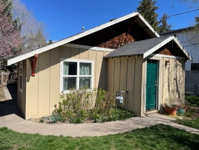 Building Photo - Classic Bungalow NW Bend