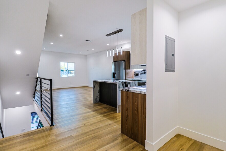 Building Photo - 4848 W 17th St