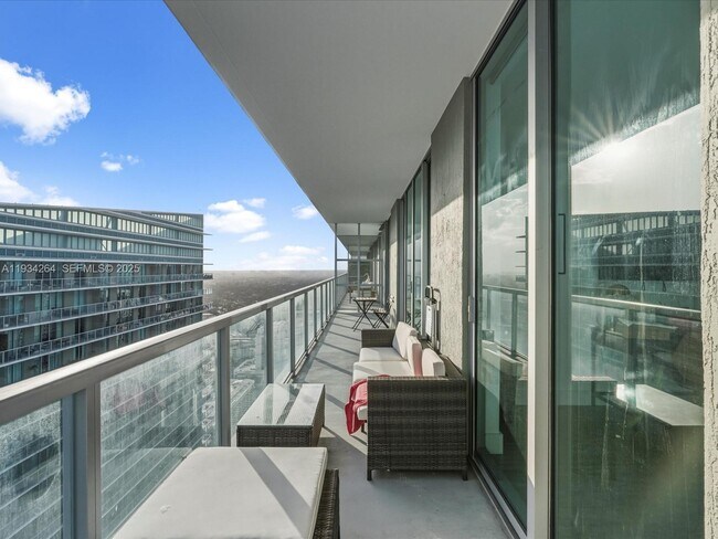 Building Photo - 1111 SW 1st Ave