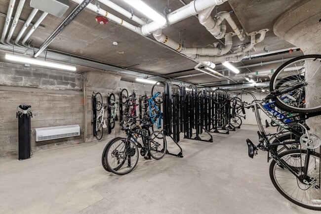 Building Photo - 2032 N Clybourn Ave