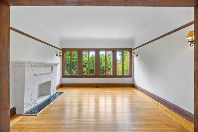 Building Photo - Sun Soaked 2 bedroom 1 bath unit off Piedm...