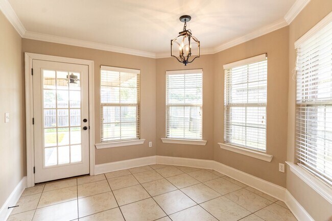 Building Photo - 515 Palm Breeze Dr