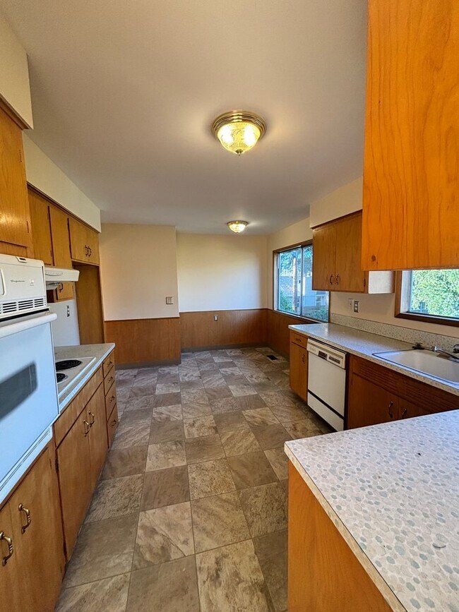 Building Photo - Large Lot With Tons of Privacy