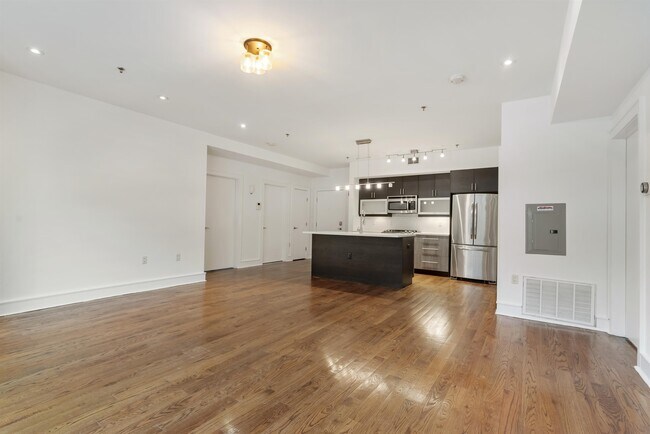 Building Photo - 635 6th St