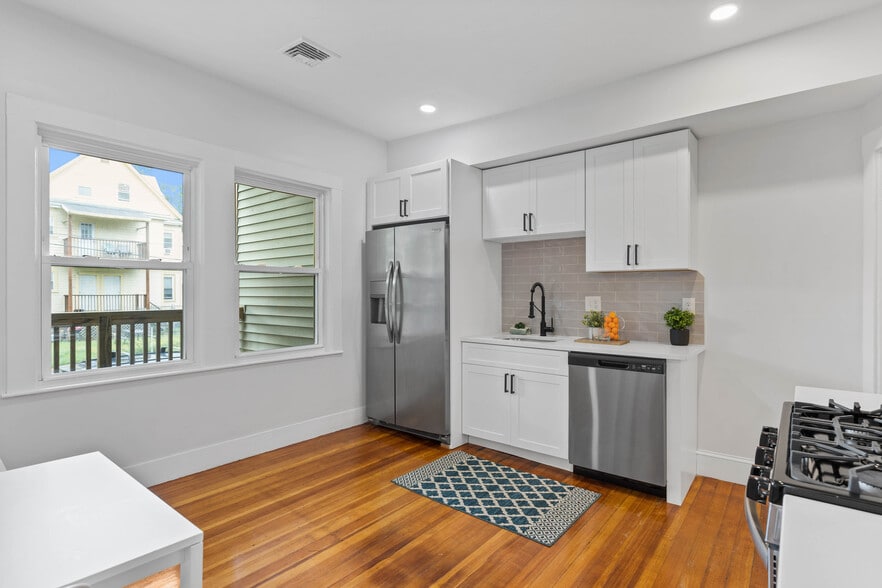 Building Photo - 60 Lithgow St