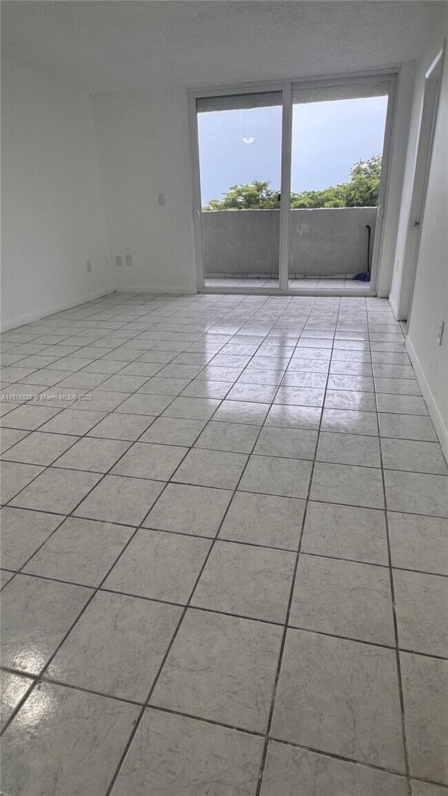 Building Photo - 10000 NW 80th Ct