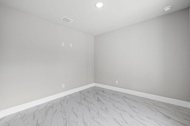 Building Photo - 2213 Kenneth Ave S