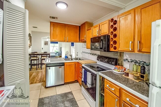 Building Photo - 707 Sprucewood Ln