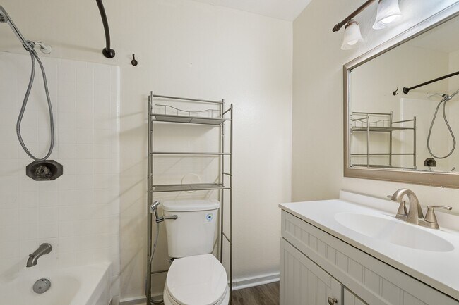 Building Photo - 2-Bedroom / 1-Bath Condo + Loft. 2 Parking Stalls. Water Included.