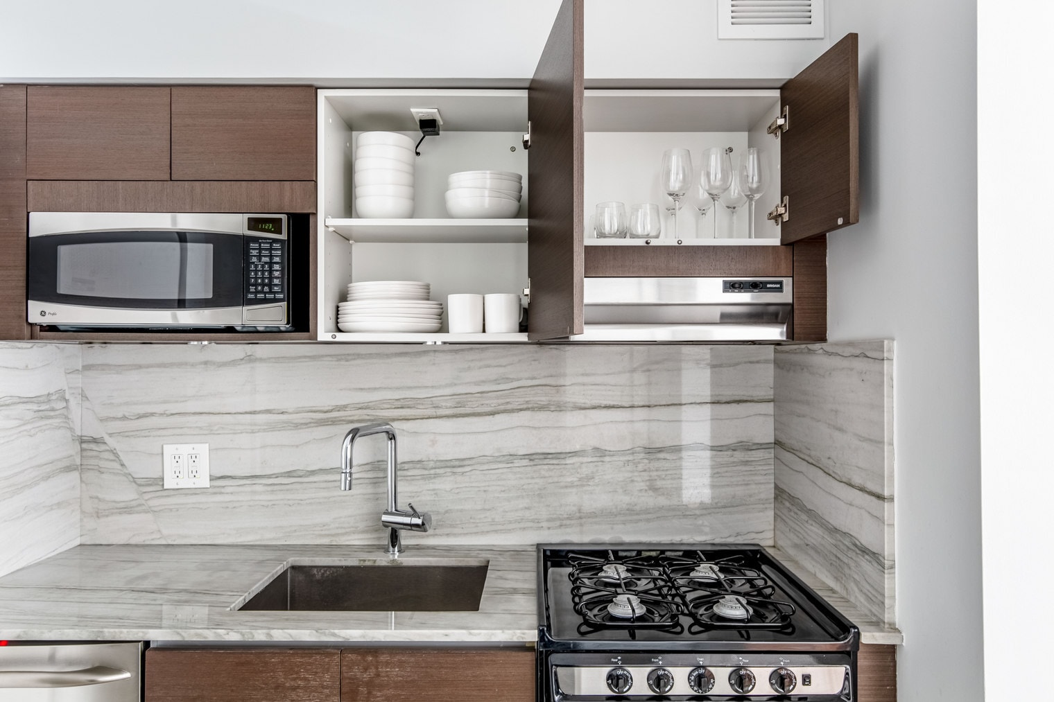 Building Photo - 400 E 57th St