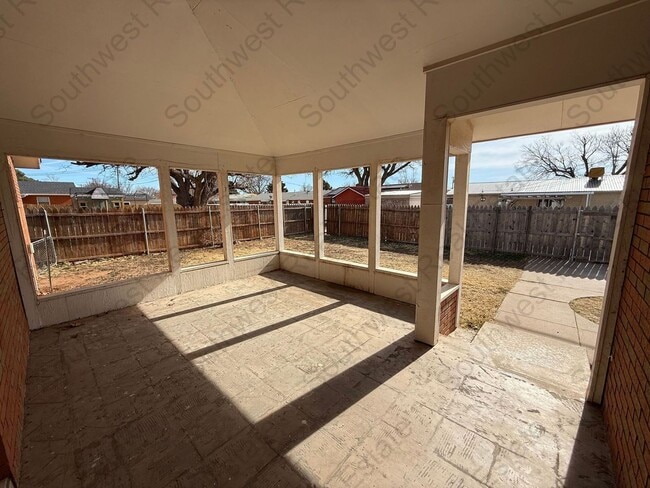 Building Photo - Spacious 4 bedroom 2 bath brick home