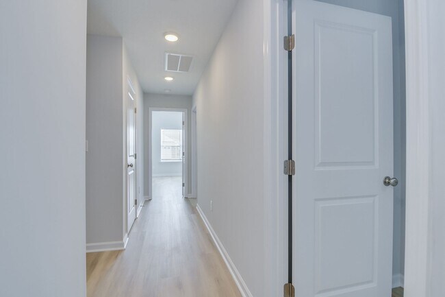 Building Photo - Like New Home - 4 Bed 3 Bath