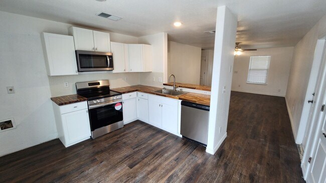 Building Photo - Charming 3bd, 2 ba Home for Rent in Arroya Vista Subdivision