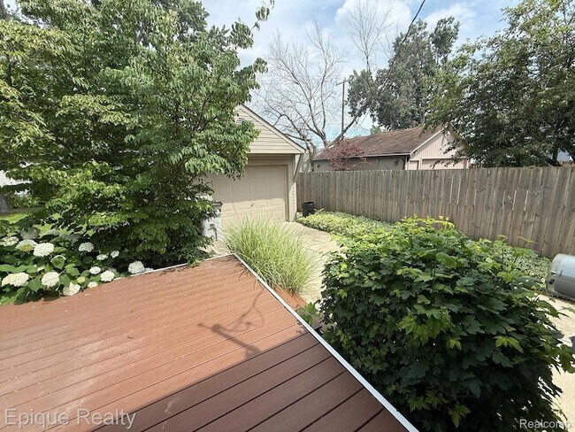 Building Photo - 1846 Oakshire Ave