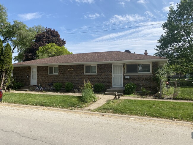 Primary Photo - 14000 S Hoxie Ave