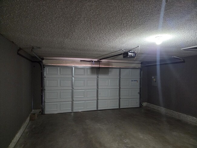 Building Photo - 2122 Meench Dr