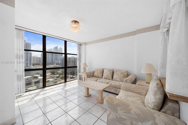 Building Photo - 1000 Parkview Dr