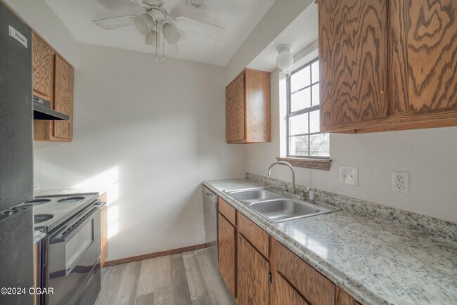 Building Photo - 913 St Louis Ave