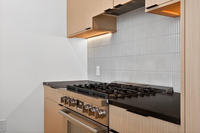 Building Photo - 139 Christopher Columbus Dr