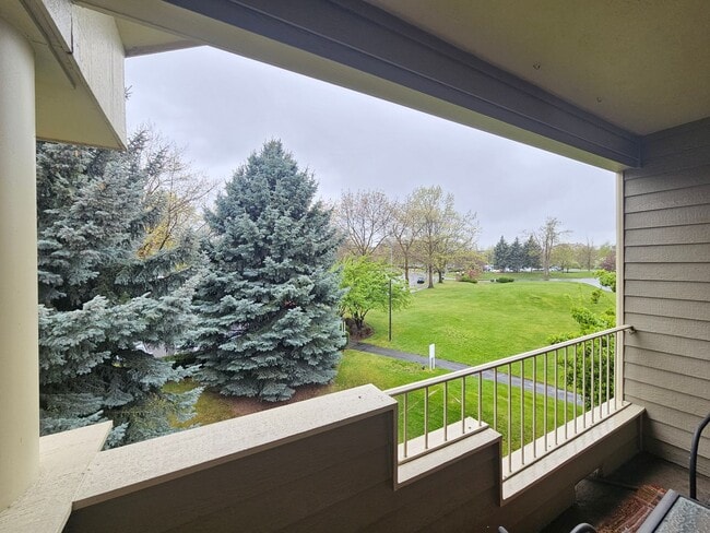 Building Photo - $1,600 - 1 Bed / 1 Bath Gorgeous Condo Unit in University District