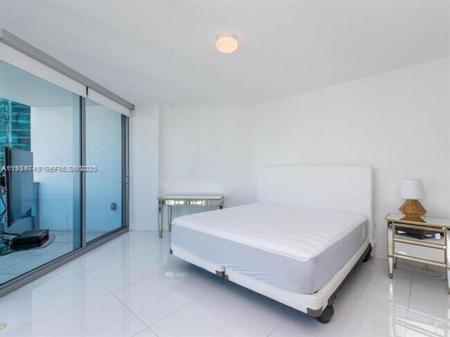 Building Photo - 200 Biscayne Blvd Way