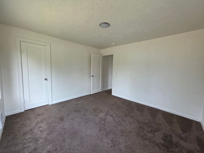 Building Photo - 4 Bedroom, 1 Bath